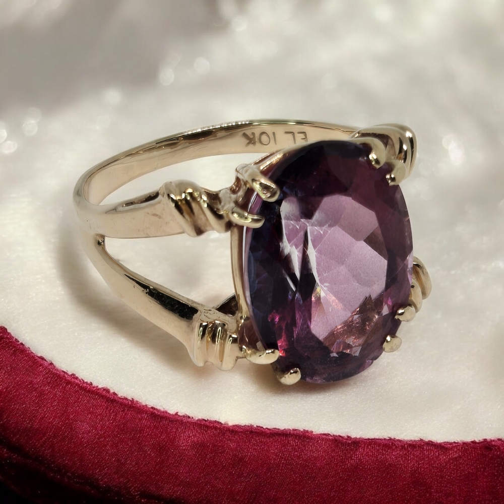 Vintage 10K Solid Yellow Gold Beautiful Ruby Coctail Ring Oval Cut Large Gemston